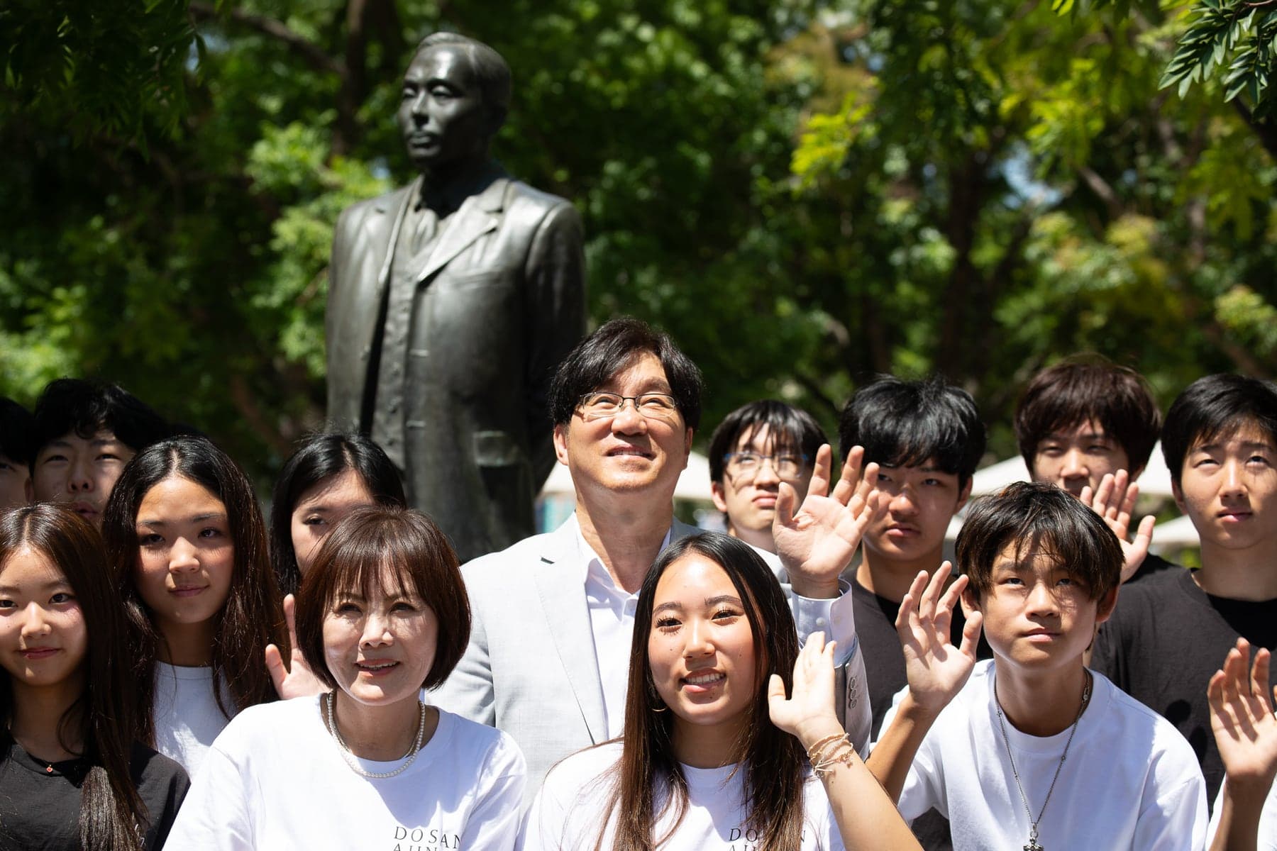 도산 안창호 동상을 올려다보는 곽도원 회장과 그 앞에 선 청소년들